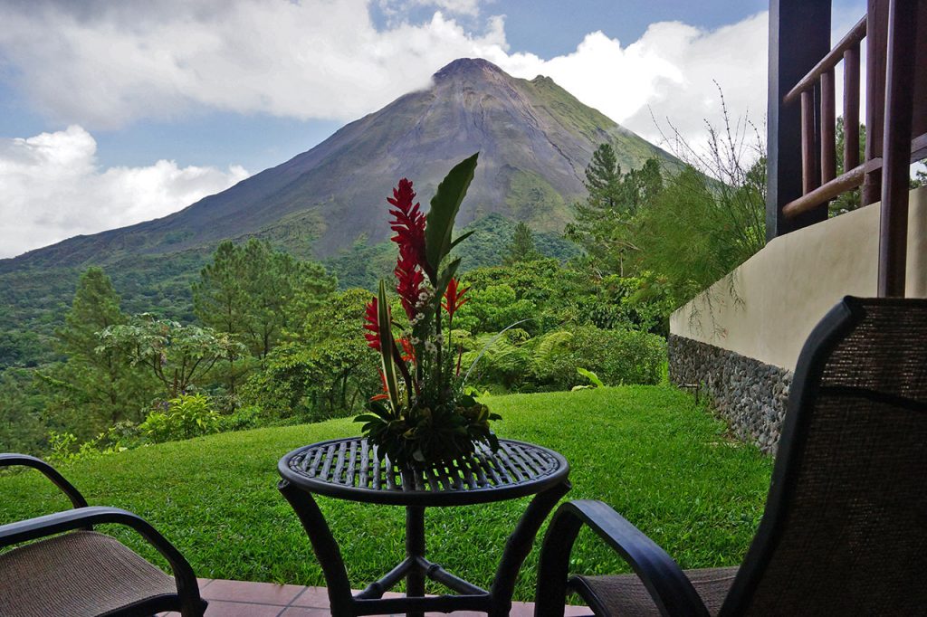 102 terraza habitacion y volcan 1024x682